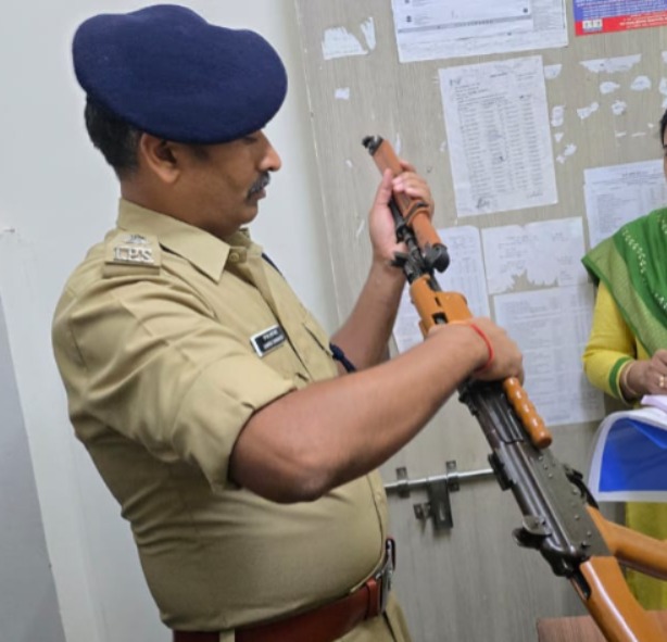 पुलिस अधीक्षक ने थाने पहुंचकर लिया व्यवस्थाओं का जायजा 2 1761818429 WhatsApp Image 2025 10 30 at 3.18.43 PM